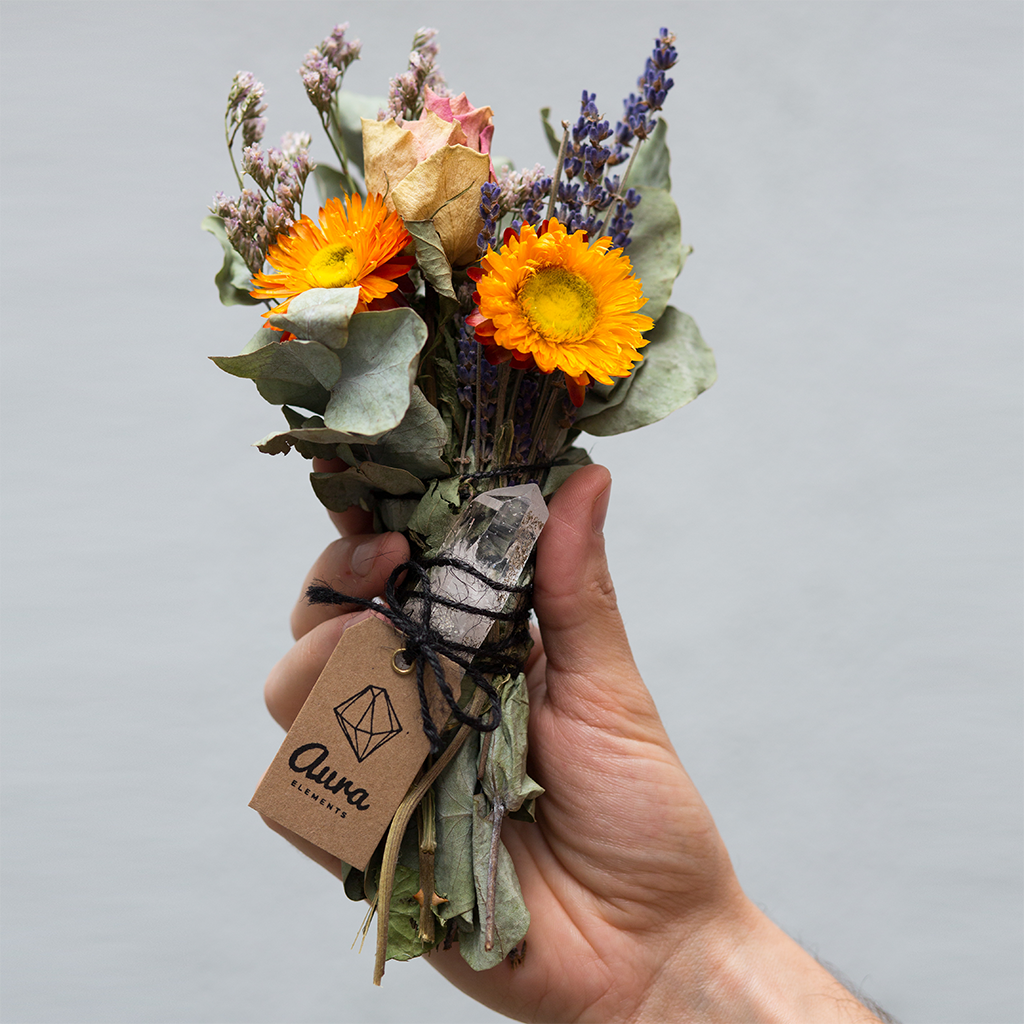 Trockenblumen mit Kräutern, weißem Salbei und Bergkristall zum Räuchern - Harmonie