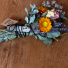 Trockenblumen mit Kräutern, weißem Salbei und Bergkristall zum Räuchern - Harmonie